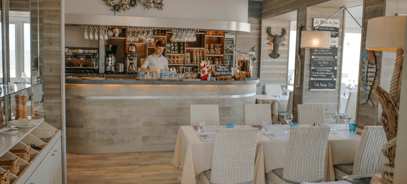 Le restaurant avec vue sur mer - Hôtel Restaurant de la mer à Langrune sur Mer Le restaurant avec vue sur mer - Hôtel Restaurant de la mer à Langrune sur Mer